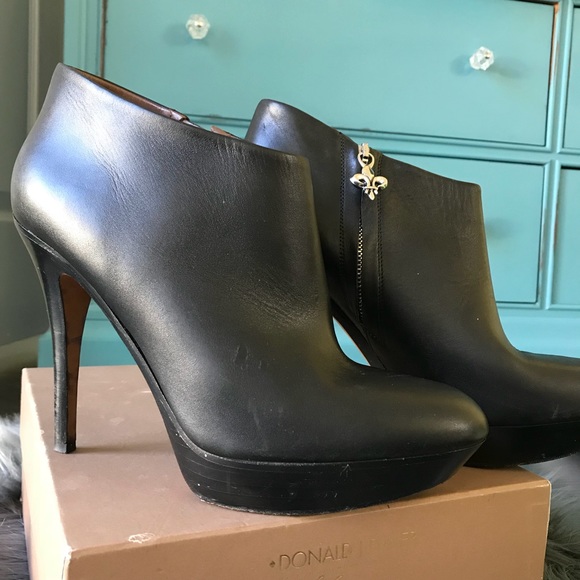 Donald J. Pliner Shoes - DONALD J PLINER 😍 FLEUR DE LYS ANKLE BOOT SZ 8.5